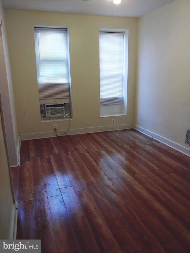 Building Photo - 425 E Lorraine Ave