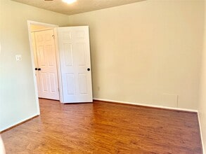 Building Photo - 14322 Village Birch St