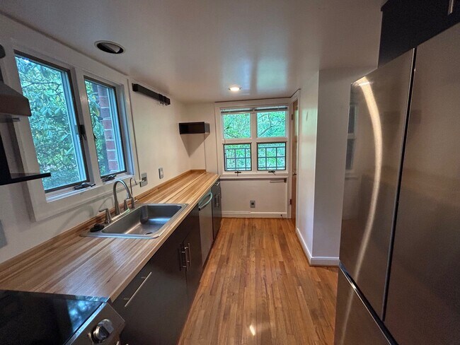 La cocina tiene mucha luz. - 407 McCauley St