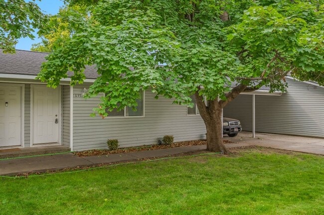 Building Photo - 2 bed 1 bath Rancher duplex