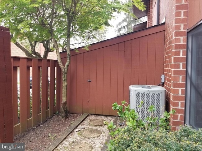 Building Photo - 1004 Worthington Dr