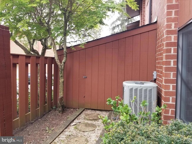 Photo - 1004 Worthington Dr Townhome
