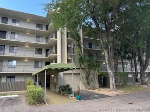 Building Photo - 2209 S Cypress Bend Dr