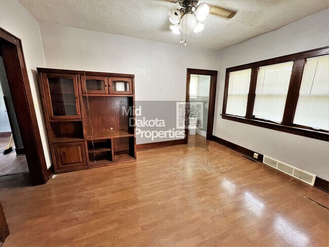 Foto del edificio - 414 W 11th- 4 bedroom house with a garage