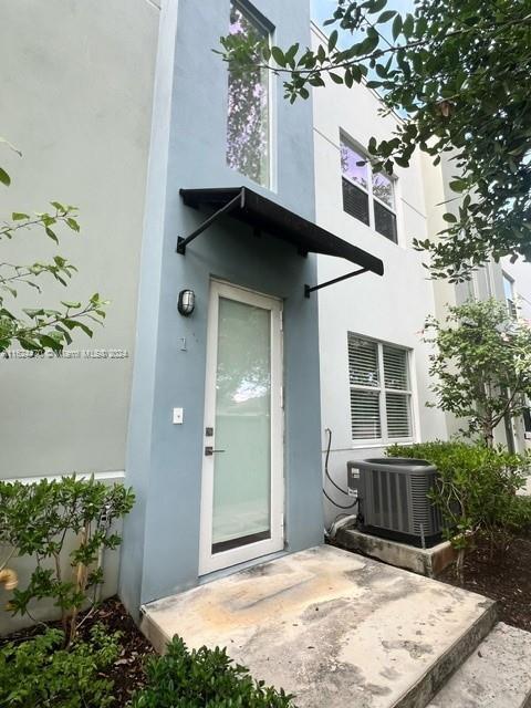 Building Photo - 480 NE 35th Ct