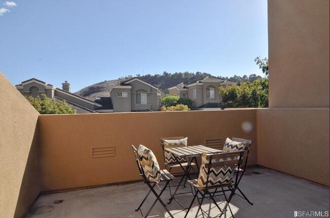 Large Balcony. Perfect for BBQ - 32 Windcrest Ln