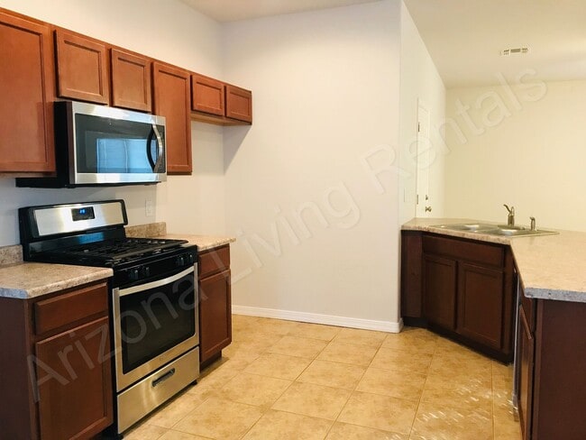 Building Photo - CHARMING TWO BEDROOM