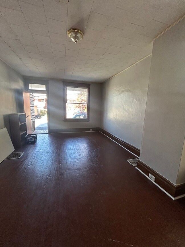 Building Photo - Large 3-bedroom 1 bath townhome