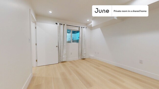Foto del edificio - Private bedroom in 5 bed/4 bath Home