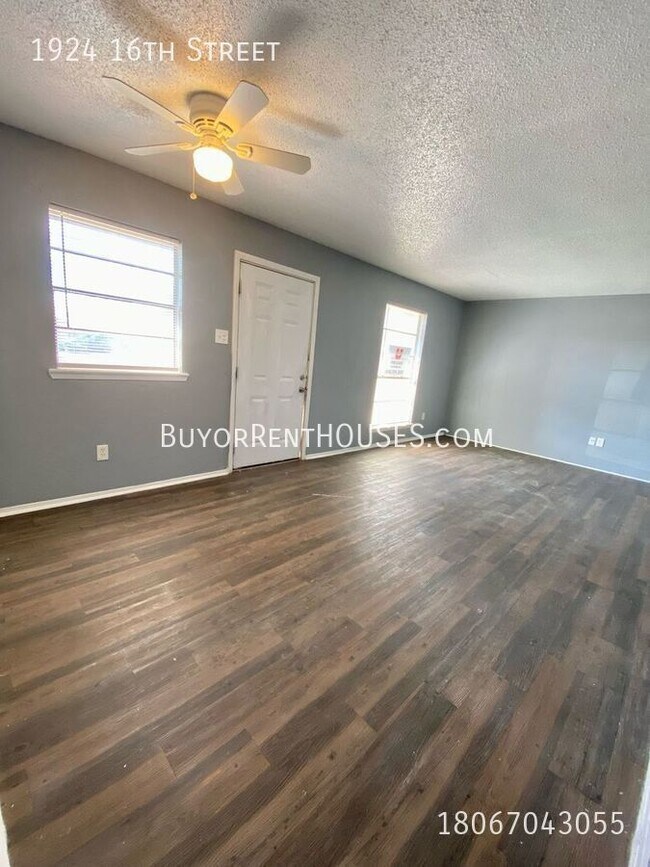Building Photo - $499 Move-In Special (+ admin fee) + $0 De...