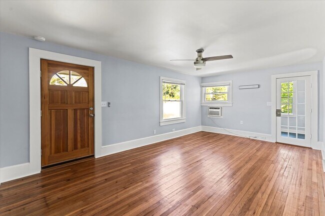 Foto del edificio - 10060 Central Dr