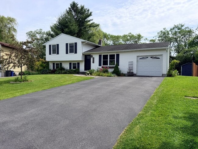 Building Photo - Spacious 4 Bedroom Split-Level Home in Clay, NY