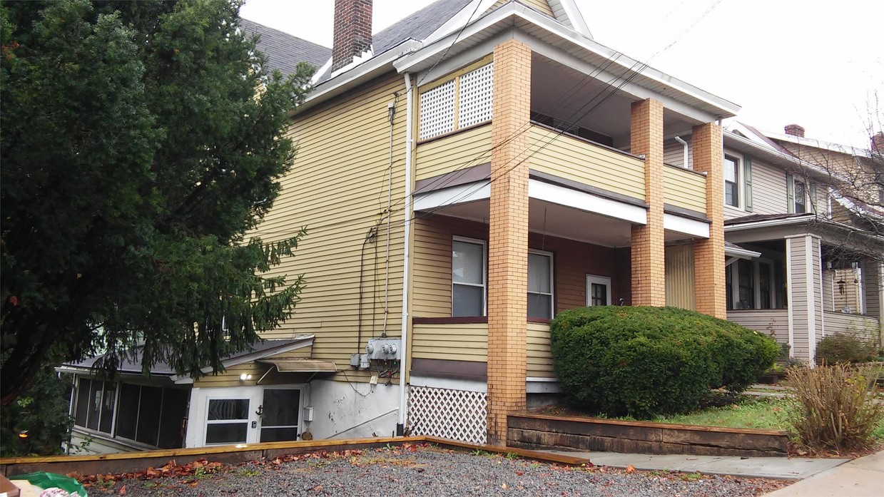Primary Photo - 211 Ridgewood Ave