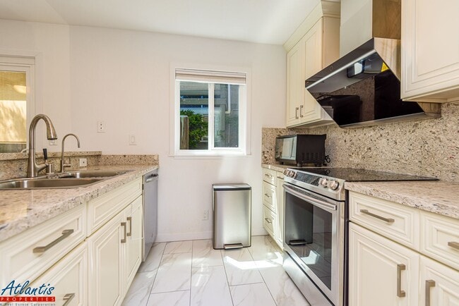 Building Photo - Beautiful Townhouse | Desirable Location