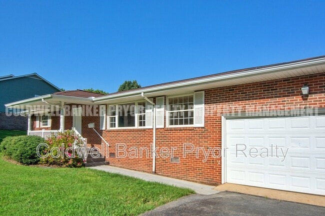 Building Photo - 1225 Panorama Dr