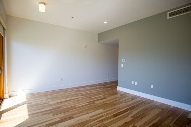 Building Photo - Slabtown: Beautiful One-Bedroom with Condo Finishes + W/D!