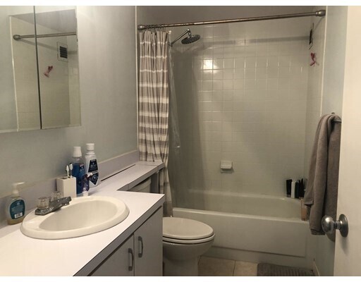 Building Photo - 33 Pond Ave