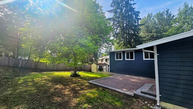 Building Photo - Spacious 4 Bed 3 Bath Home in Sought After...