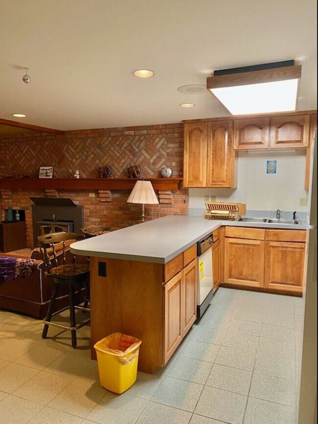 Foto del edificio - Spacious & Beautiful 1 Bedroom, 1 Bath Bas...