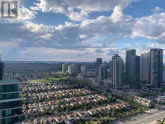 Photo du bâtiment - 3975-3975 Grand Park Dr