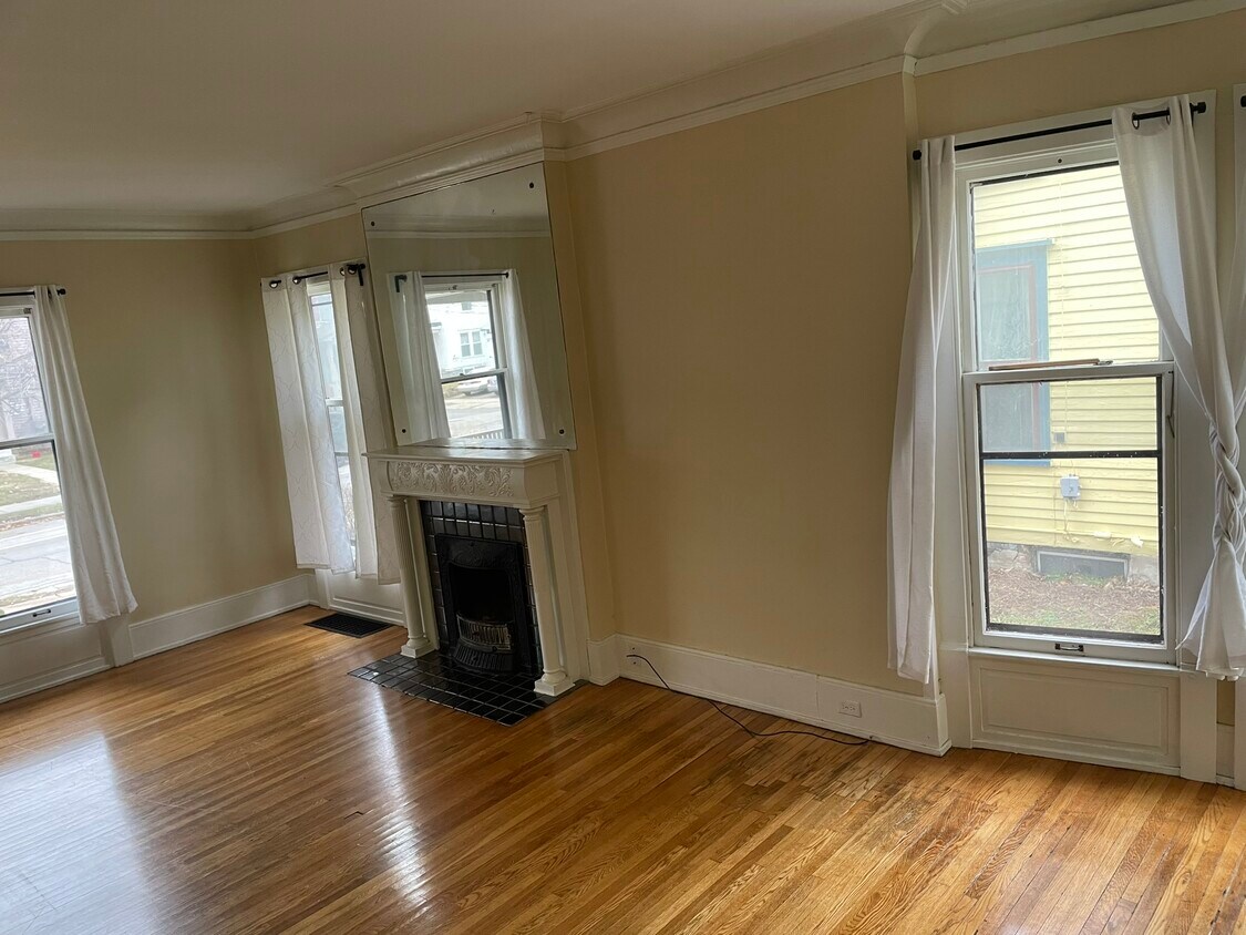 Living Room - 123 Union Ave NE