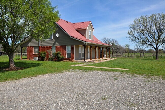 Building Photo - Country Living That Allows Horses!