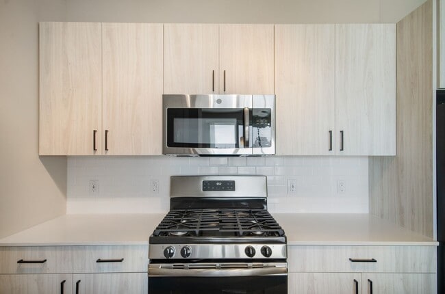 Building Photo - One Bedroom Luxury Apartment (Elevator Bui...