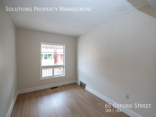 Building Photo - **Updated 3 Bedroom, 1 Bath Full House**