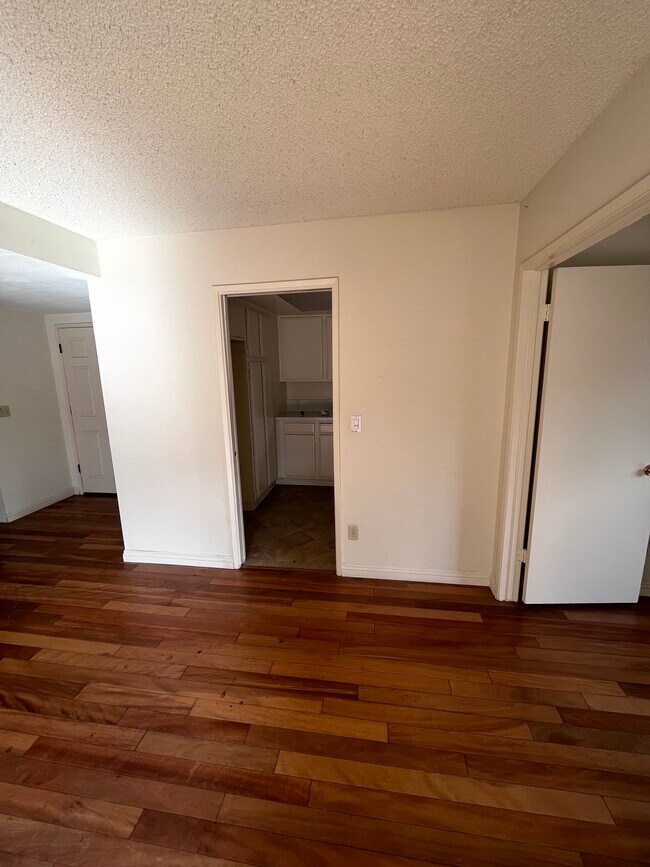 Building Photo - 2204 Hillcrest Dr