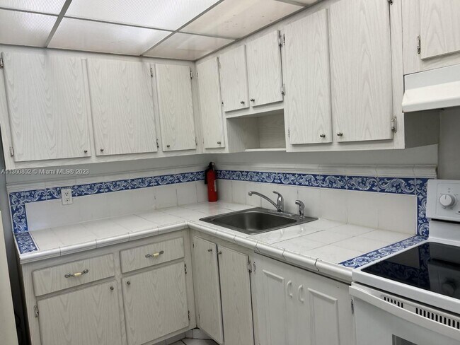 Foto del edificio - 16950 W Dixie Hwy