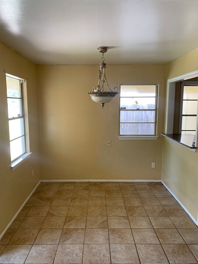 Building Photo - 3602 Valley View Dr