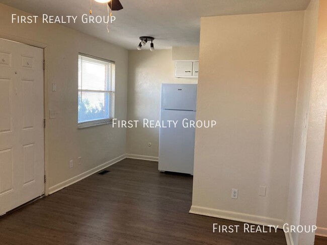 Building Photo - 2 Bedroom, 1 Bath garden Walk-Up Apartment...