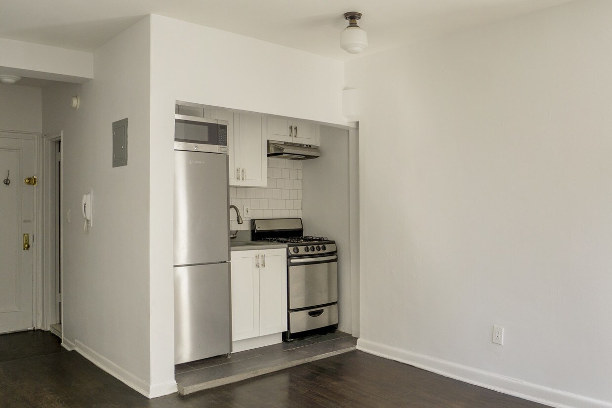 Building Photo - Beautiful Renovated studio