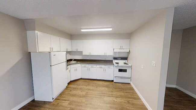 Building Photo - 9926-9105 105 Ave