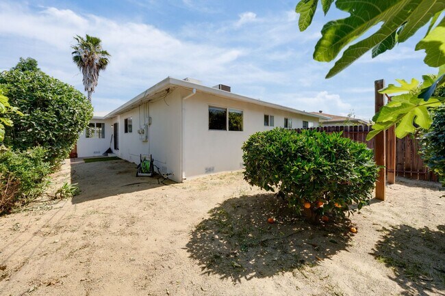 Foto del edificio - Charming 2 Bedroom Duplex with Private Backyard & Garage!