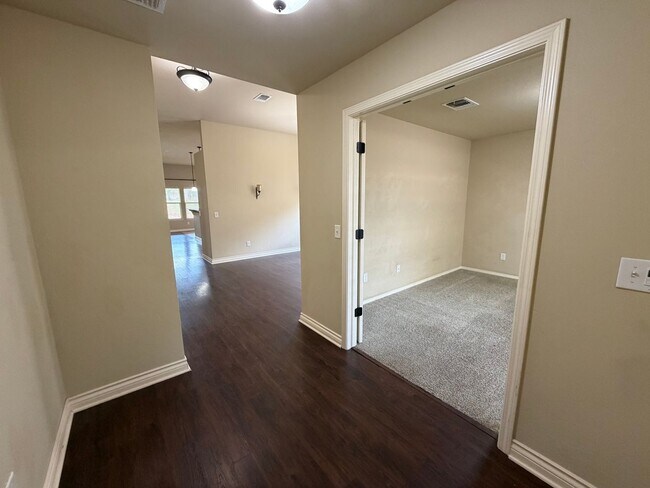 Foto del edificio - Beautiful and Cozy 3bed/2bath with an Office Available in North Norman!