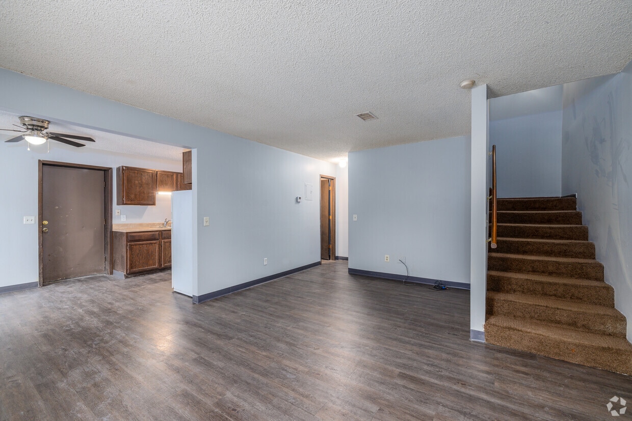 Primary Photo - Deeswood Village Apartments