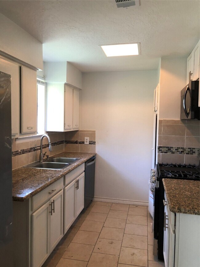 Building Photo - 11103 Sharpview Dr