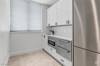Building Photo - 3000 Oasis Grand Blvd