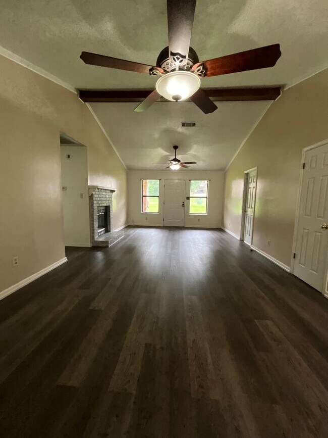 Foto del edificio - 106 Burnley Dr