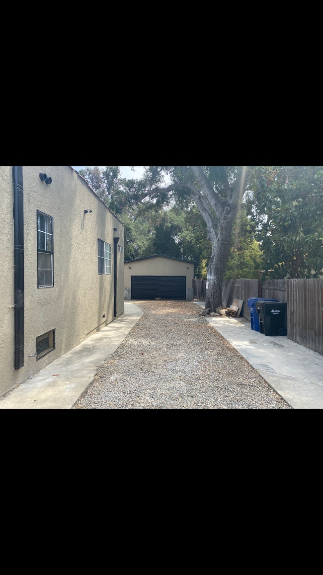 Building Photo - 868 W Calaveras St