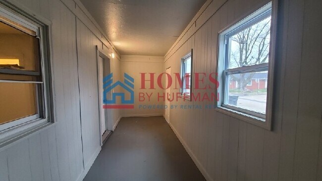 Building Photo - Effiency Unit including Utilities | Move I...