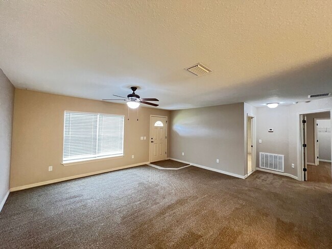Foto del edificio - Gorgeous, 3 Bedroom, 2 Bathroom Home in th...