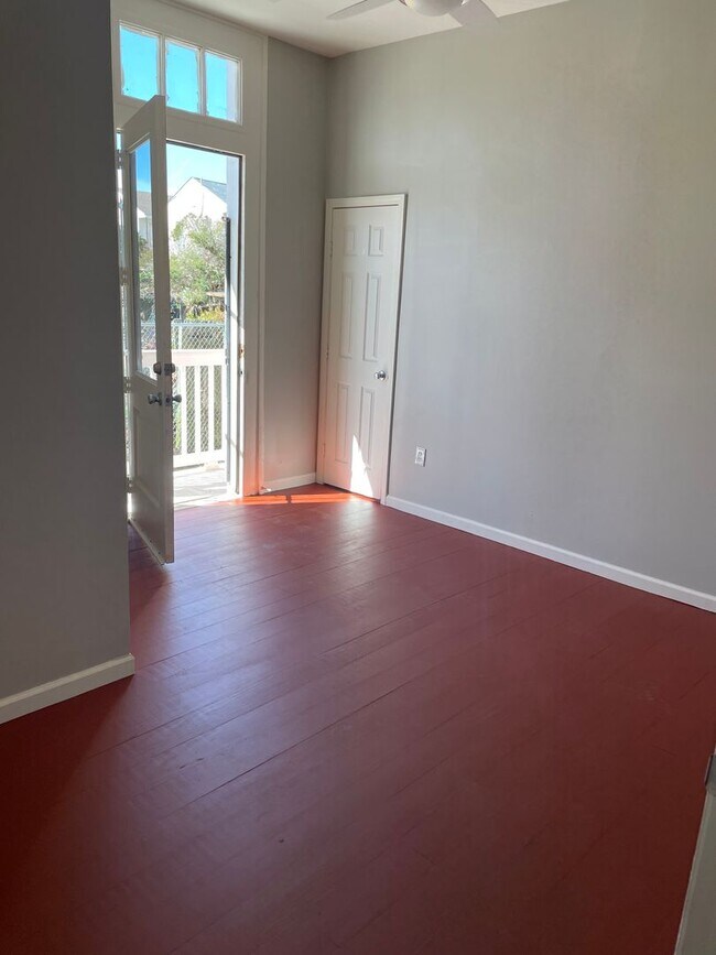 Building Photo - Newly Renovated Unit in Historic Building