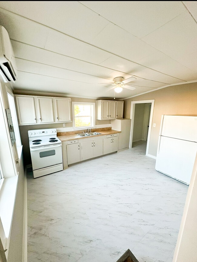 Kitchen - 302 Bond St
