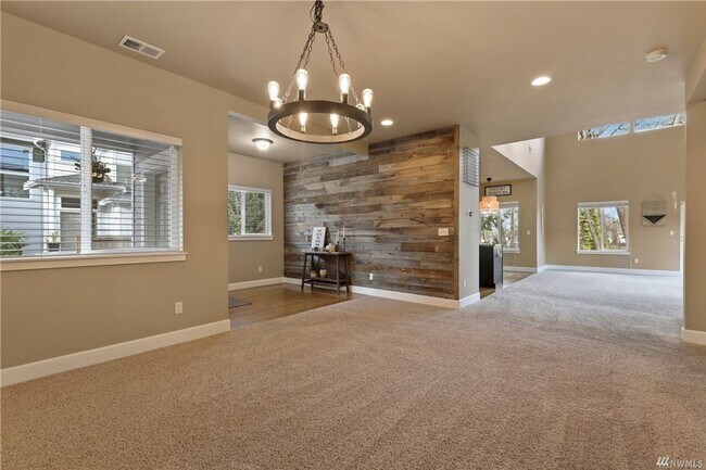 Foto del edificio - Newer, well maintained 4 bedroom home with...
