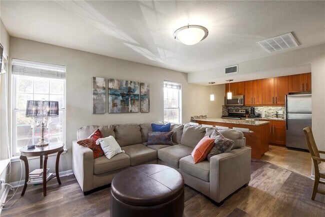 Foto del edificio - 7685 Northcross Dr