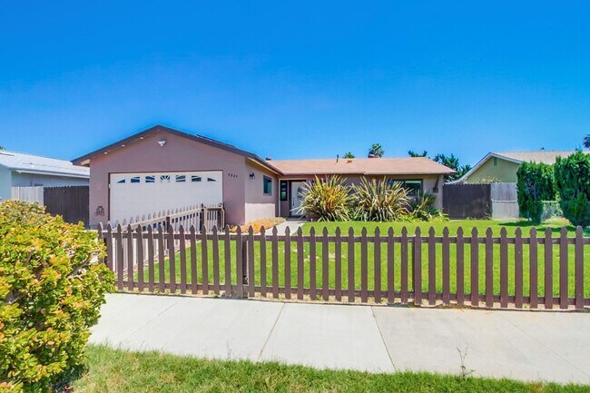 Building Photo - Available Now! 3 Bedroom Single Story Home...
