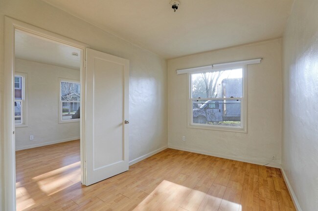 Building Photo - 1129 Campbell Ave