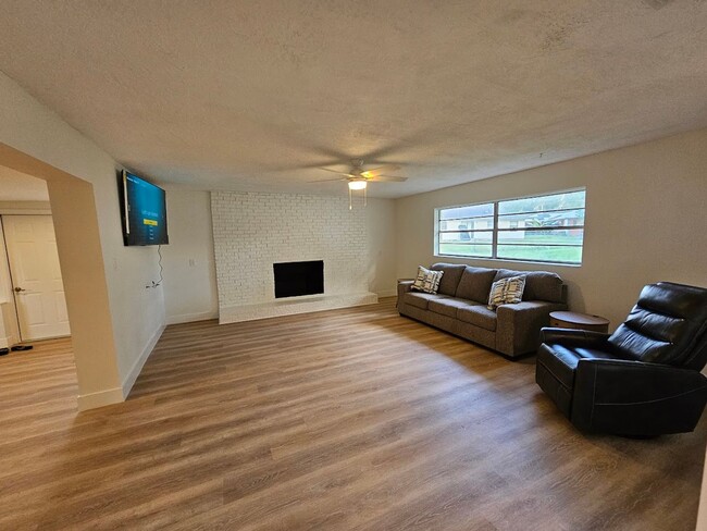 Building Photo - Furnished Crystal River Home
